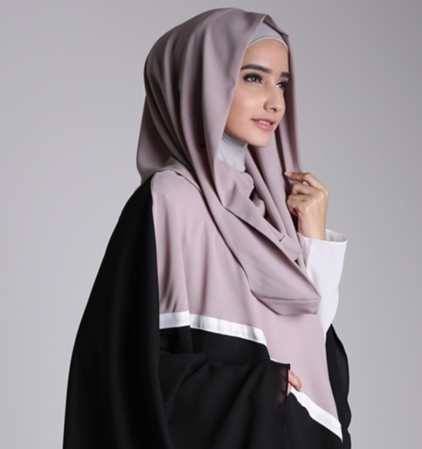 Hijab syar'i dengan aksen renda di sisi